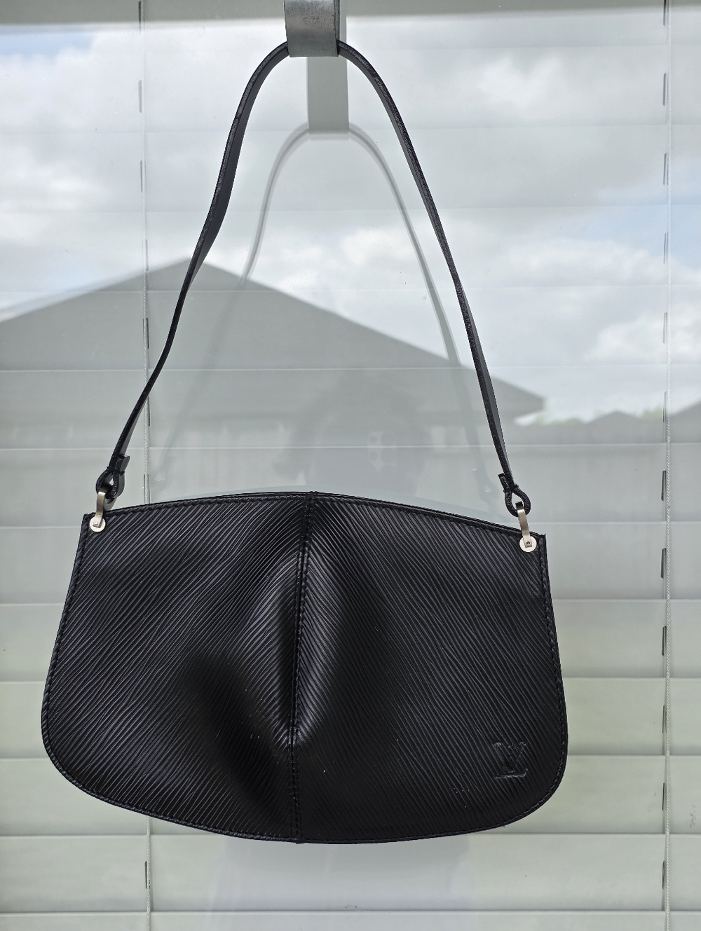 Louis Vuitton Black Women's Shoulder Bag Classic Textured Design Logo - Picture 8 of 13
